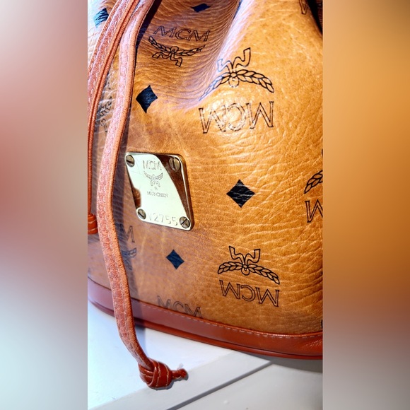 🛍️🛍️💫💫MCM Beautiful Authentic Made in Germany bucket shoulder bag. 🛍️🛍️💫 - Picture 9 of 16